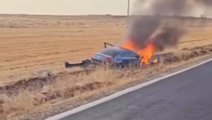 Van’da Korkutan Kaza: Alev Alan Araç Şarampole Yuvarlandı