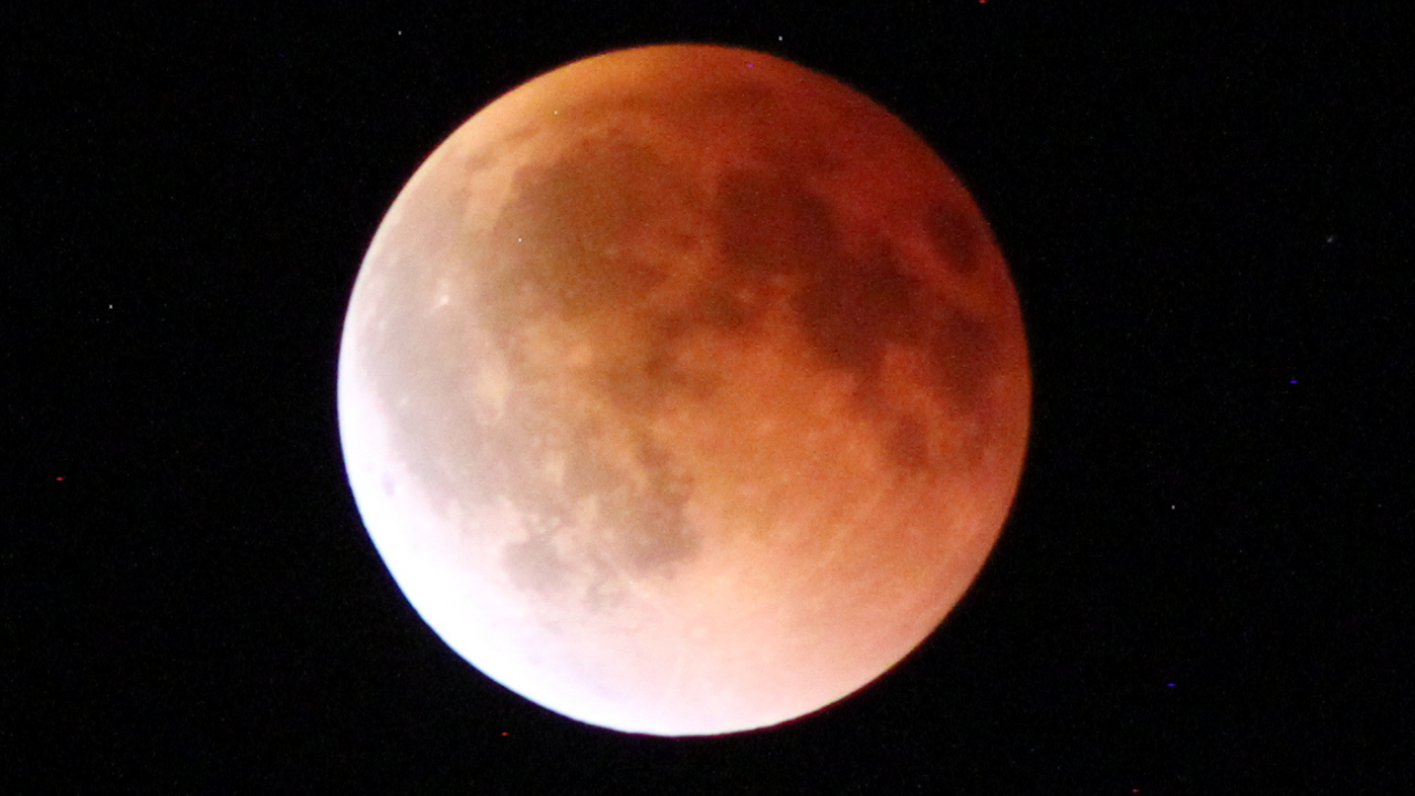 Muradiye’de Kanlı Ay Tutulması Gökyüzünü Aydınlattı