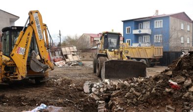 Van’da Belediye 2 Metruk Yapıyı Daha Yıktı