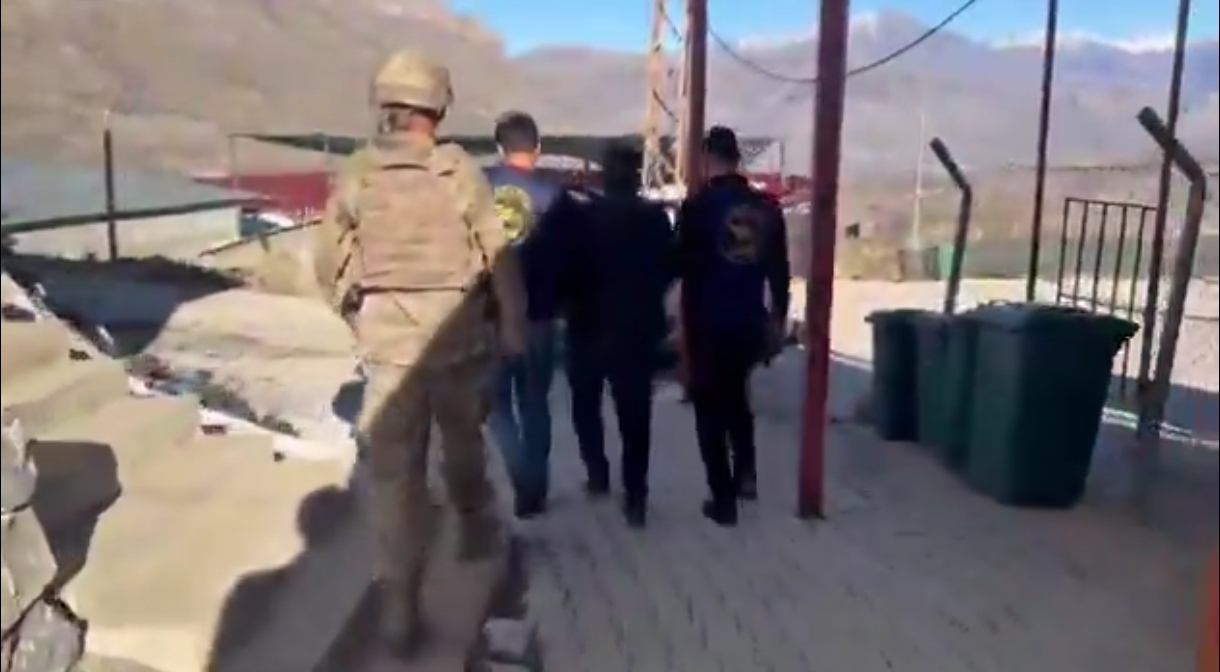 Hakkari’de 37 Yıl Kesinleşmiş Hapis Cezası Bulunan Şüpheli Sınır Kapısında Yakalandı