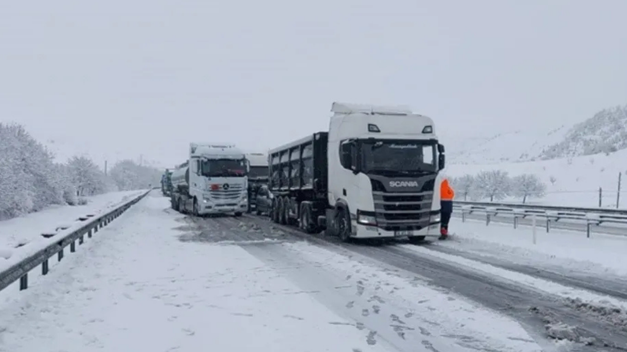 Bitlis’te Yoğun Kar Nedeniyle Ağır Tonajlı Araçlara Yasak: Baykan-Bitlis Yolu Kapatıldı