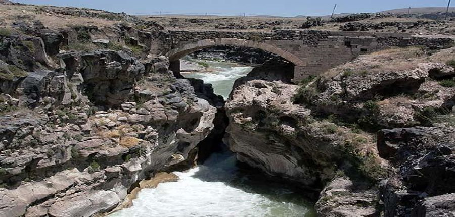 Muradiye’deki Şeytan Köprüsü Nerede? Tarihi ve Efsaneleriyle Dikkat Çekiyor